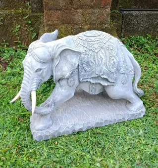 Indra - Kleiner Elefant, nach links gebogen, 46,5cm L | Steinguss 